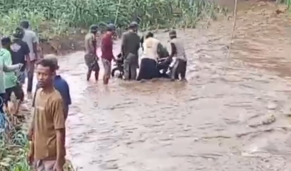 Nekad Terobos Banjir, Wanita di Tuban Hanyut Terseret Arus Sungai