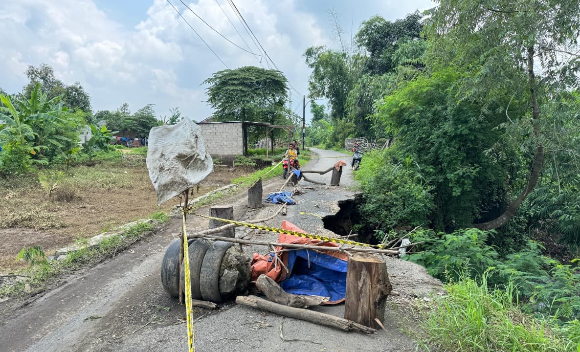 Tergerus Air Sungai, Jalan Penghubung Desa di Pasuruan Ambrol