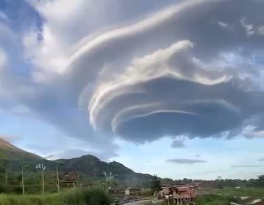 Landscape Penanggungan, Awan Lentikular di Langit Mojokerto