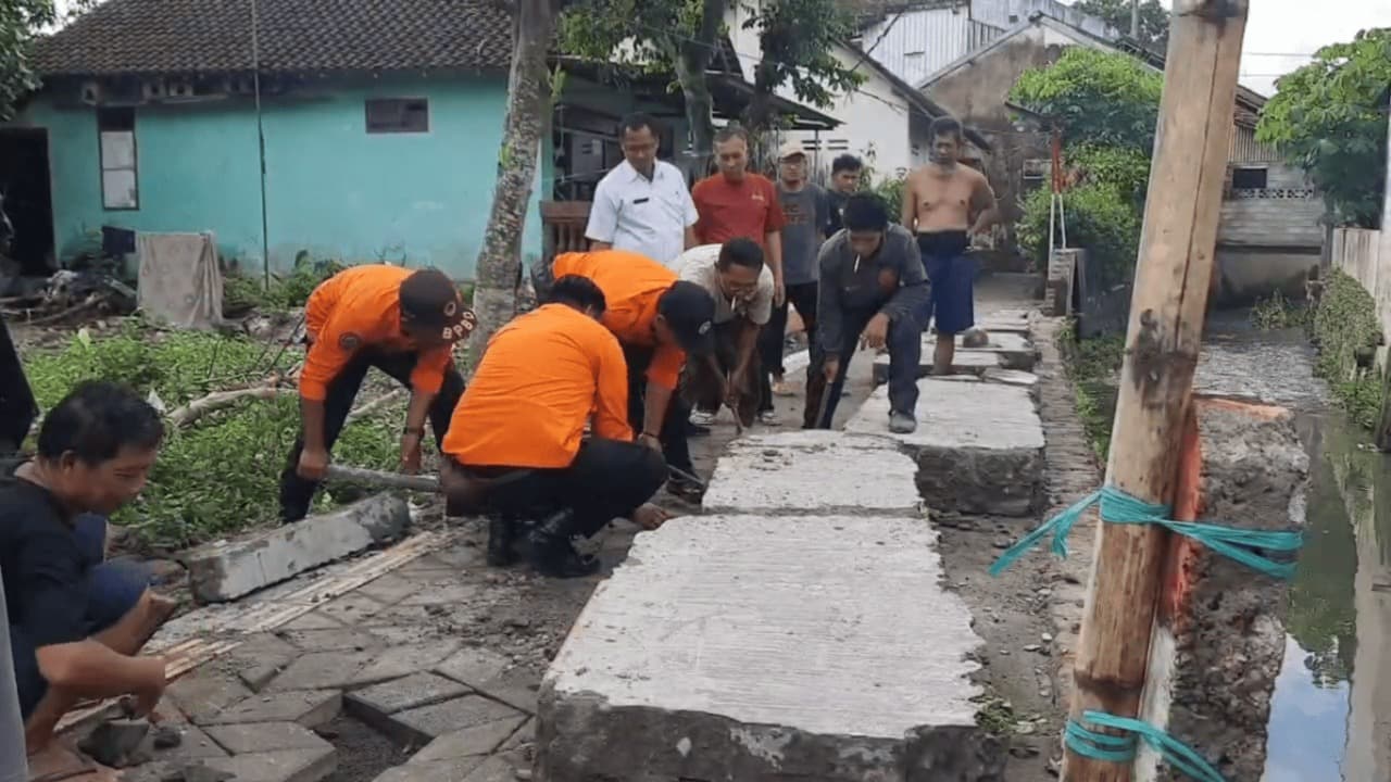 Tanggul Sungai Jebol, Banjir Terjang Rumah Warga di Plosokerep