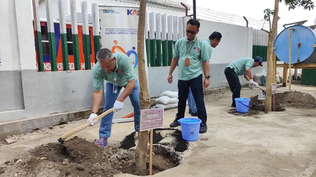 PT KAI Daop 7 Madiun Serentak Tanam 653 Pohon, Dukung Program Penghijauan