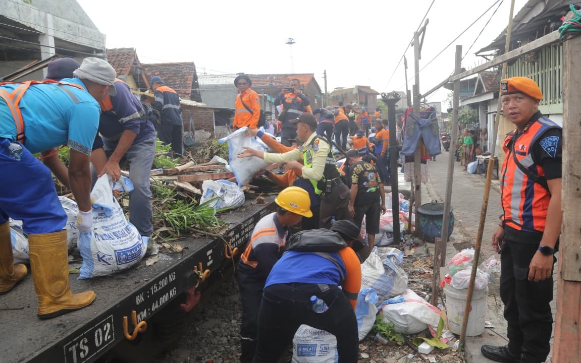 KAI Daop 8 Bersihkan Sampah di Jalur KA Stasiun Sidotopo-Benteng