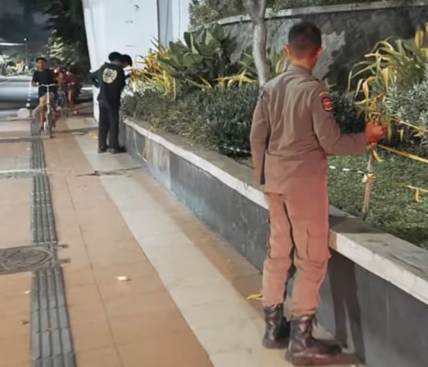 Taman Prestasi Rusak Terinjak Para Pemburu Koin Jagat di Surabaya