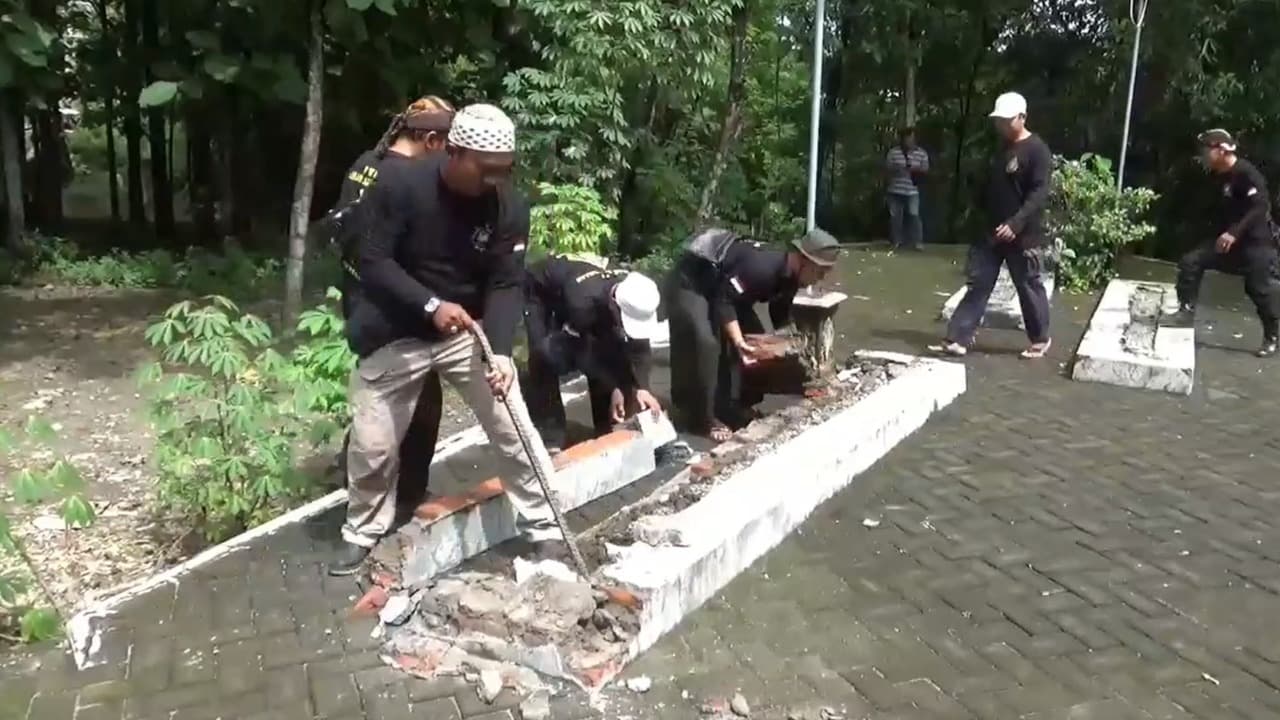 Warga Bongkar Makam Palsu yang Dikenal sebagai Wali Lima di Ngawi