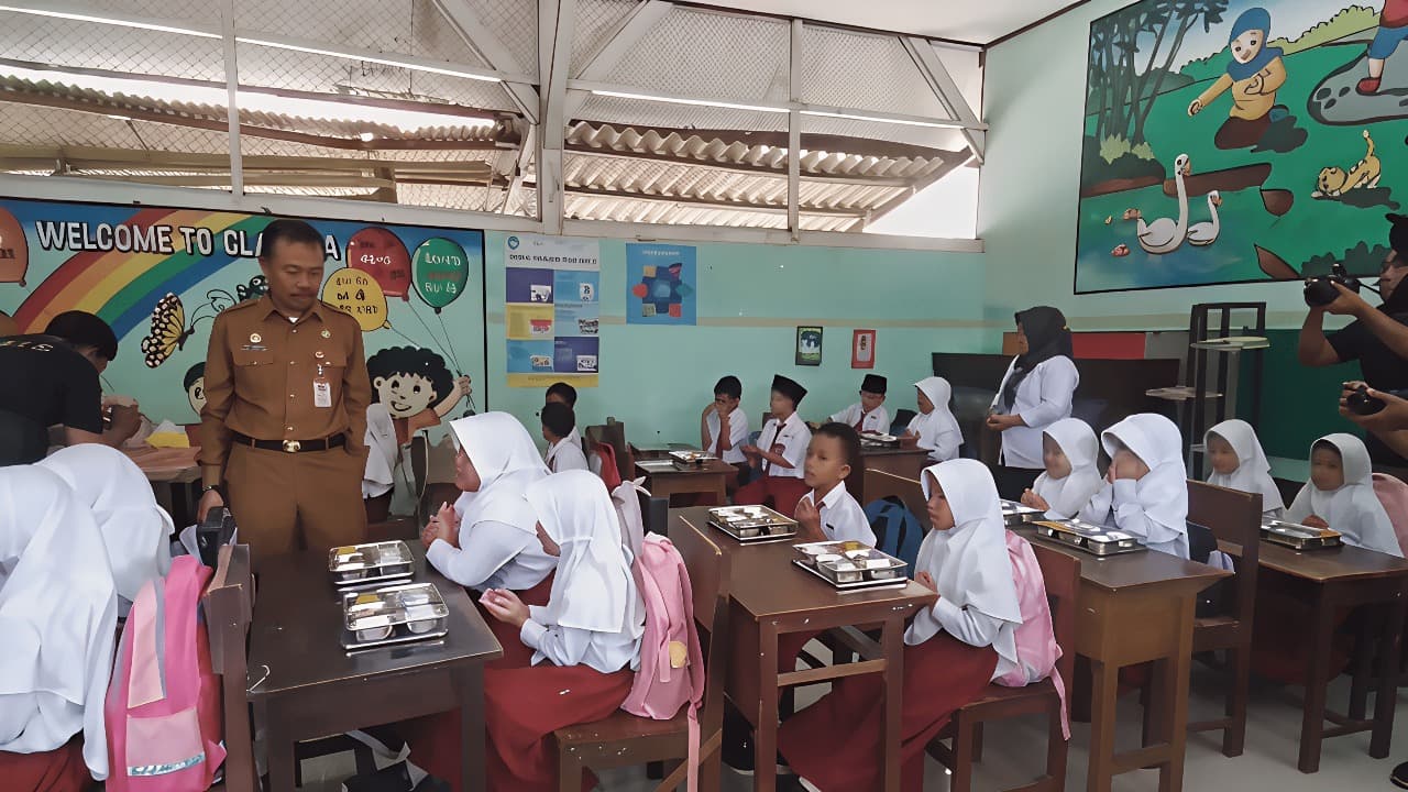 319 Siswa SDN Pandian 1 Nikmati Program Makan Bergizi Gratis