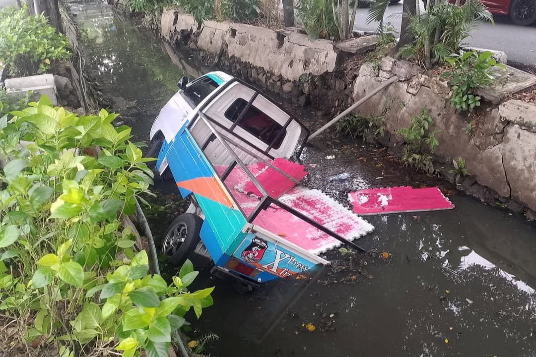 Sopir Micro Sleep, Pikap Nyemplung ke Sungai Manyar Surabaya