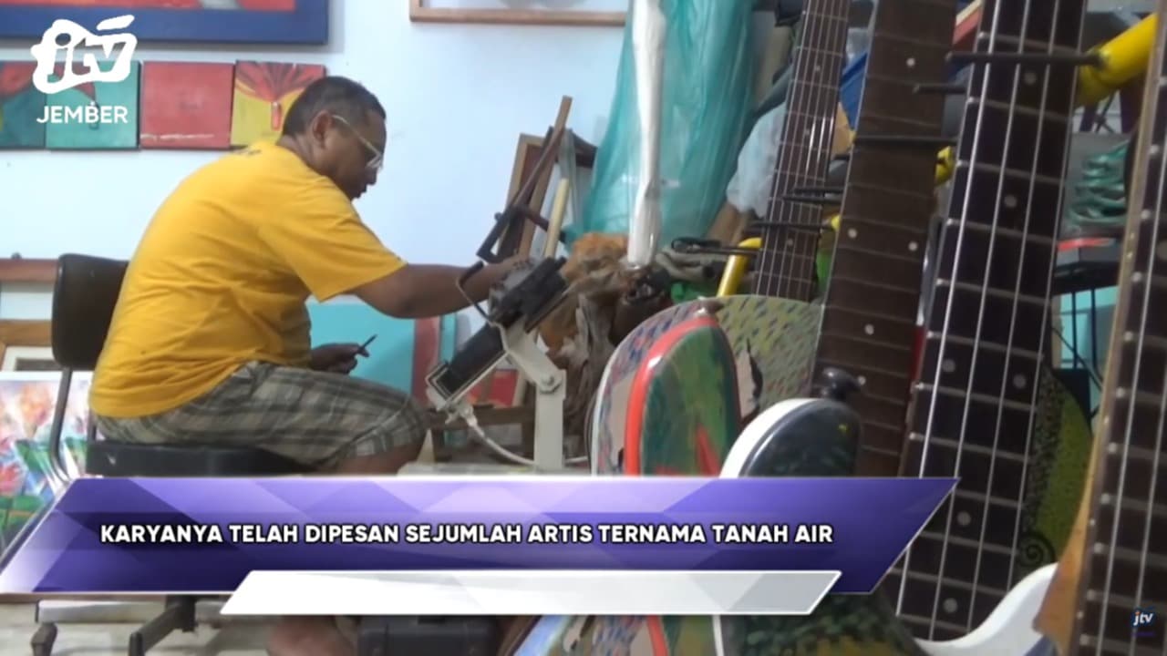 Karya lukis seniman di media gitar