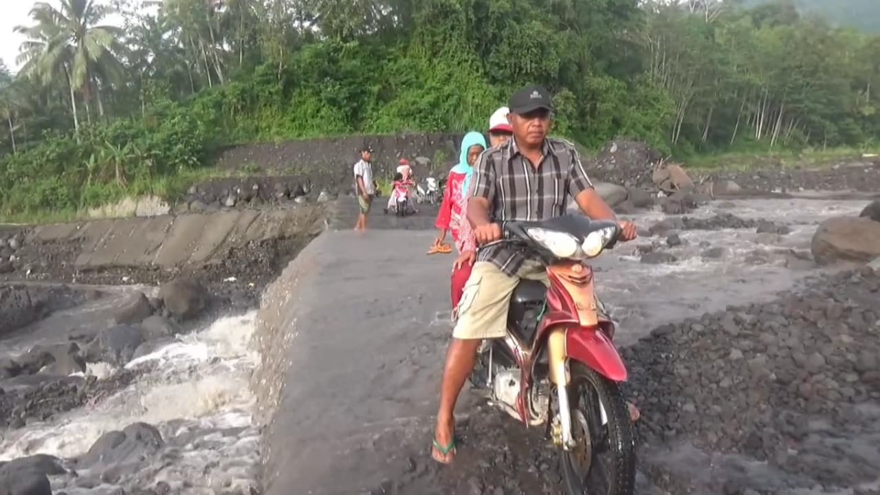 Warga terisolir nekat terjang lahar