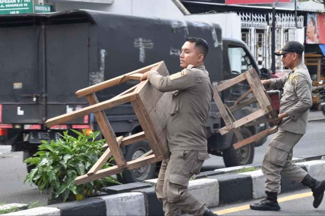 Satpol PP Kota Surabaya Tertibkan PKL di Jalan Kenjeran Hingga Ngaglik