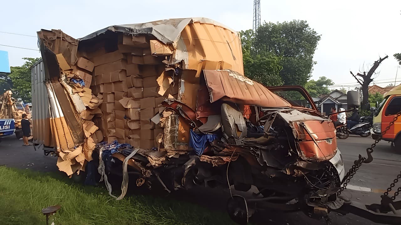 Diduga Sopir Ngantuk, Truk Muat Permen Adu Banteng dengan Truk Muat Pasir di Pantura