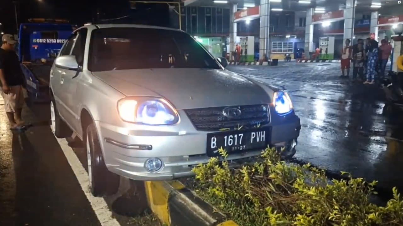 Mobil Sedan Nyangkut di Pembatas Jalan di Magetan