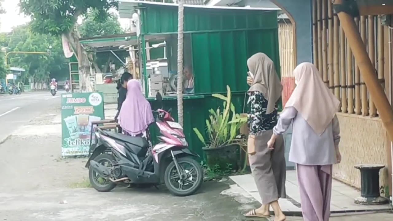 Aksi Eksibisionis di Nganjuk Terekam CCTV, Pria Ini Viral di Media Sosial