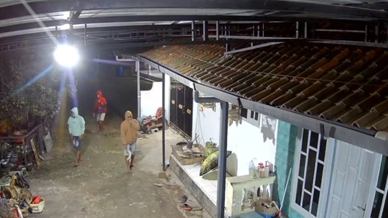 Terekam CCTV, Tiga Pelaku Pencurian di Bangkalan Gunakan Senjata Tajam