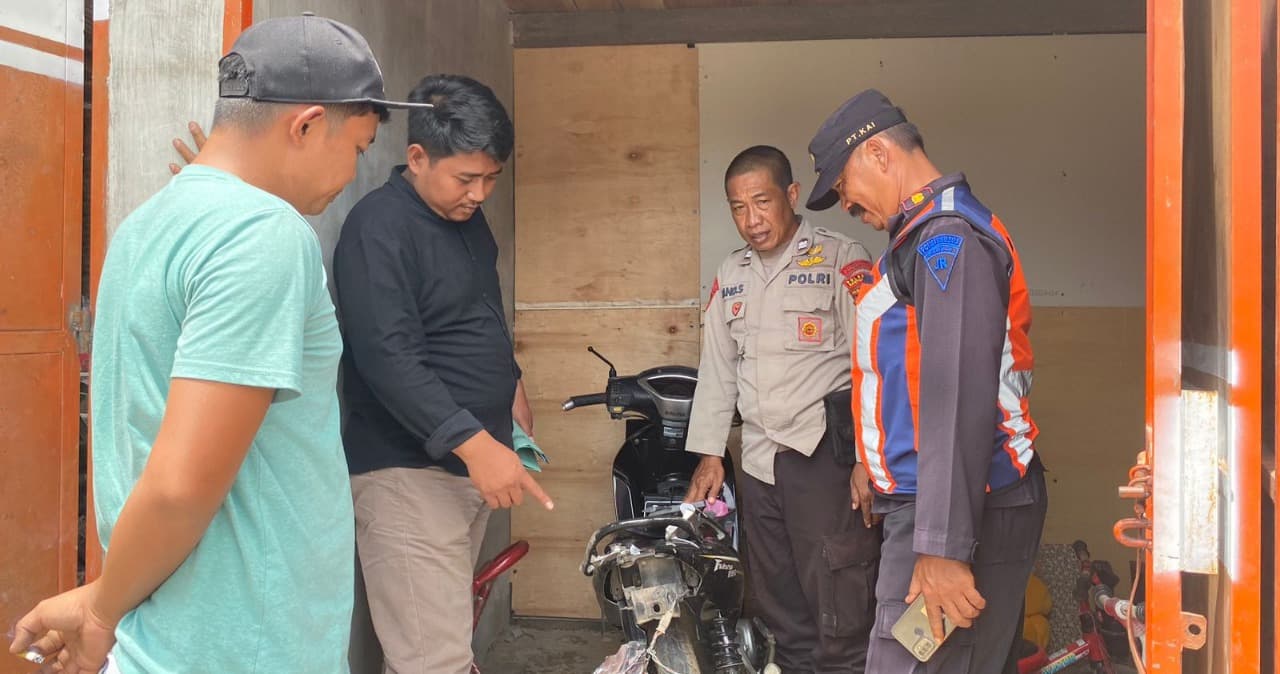 Sepeda Motor Tersambar KA Pandanwangi di Perlintasan Tanpa Palang Pintu