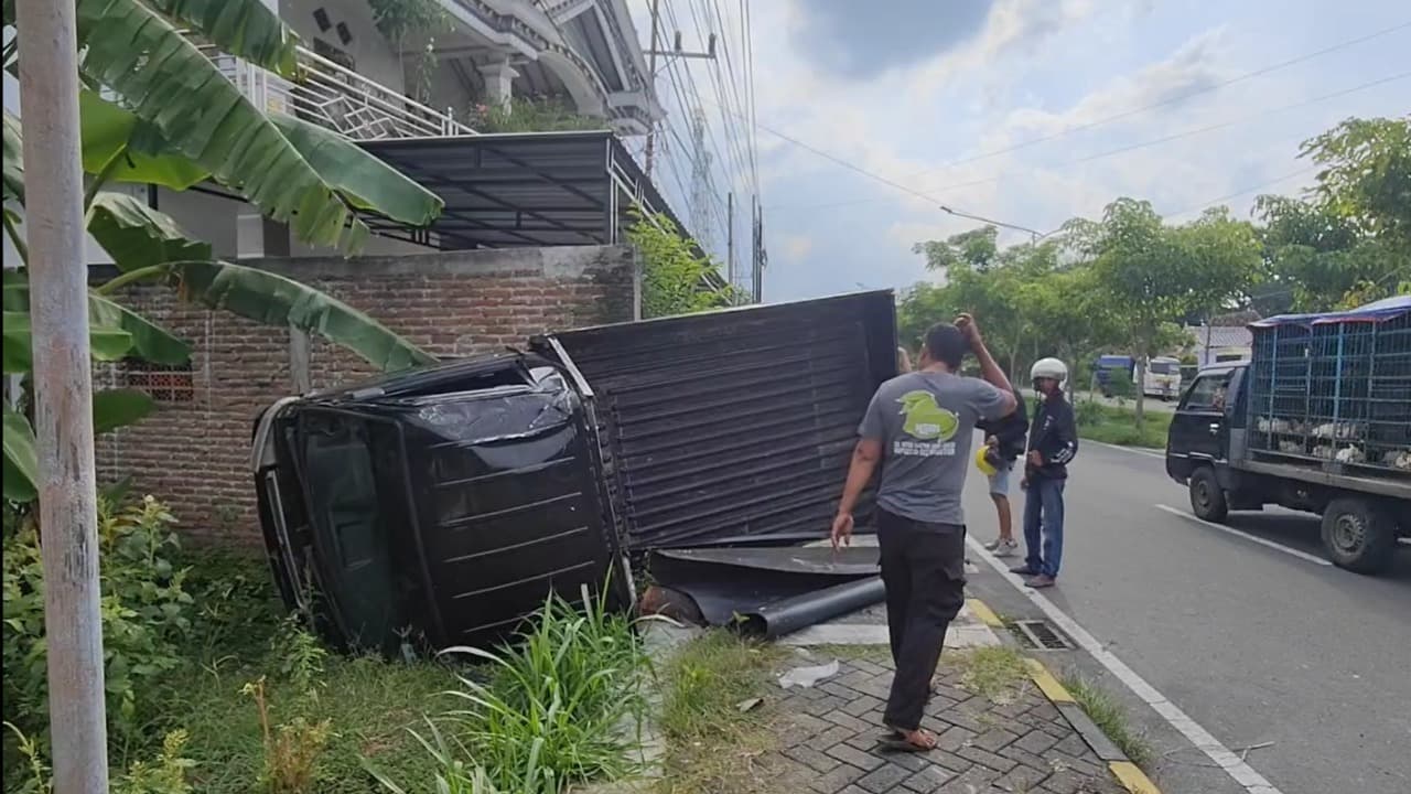 Ngebut Lalu Oleng, Pikap Tabrak Pagar Rumah Warga hingga Terguling