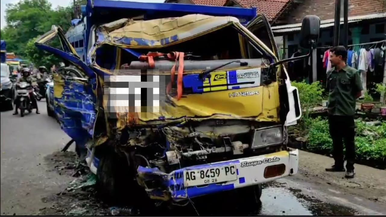 Adu Banteng Dua Truk di Kediri, Sopir Terjepit Kabin