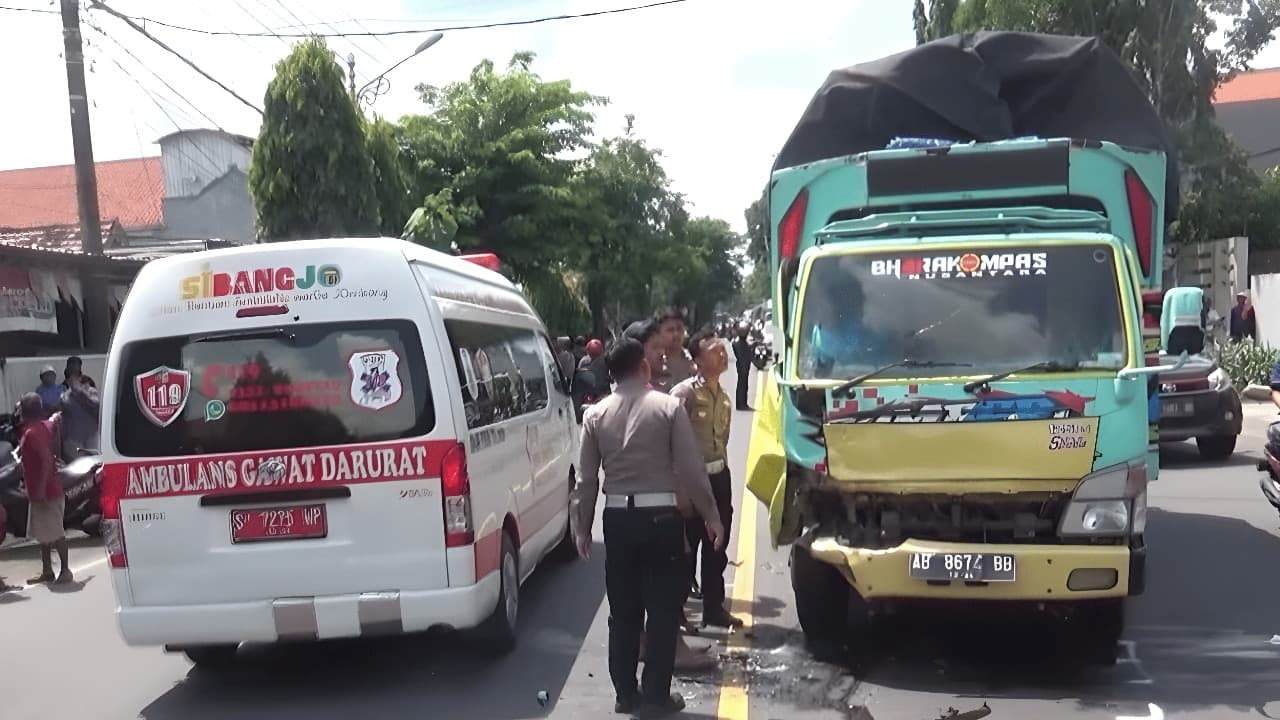 Kendarai Motor Sambil Menunduk, Pemotor asal Jombang Tewas usai Tabrak Truk