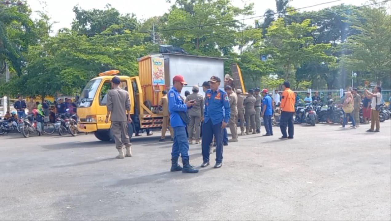 Petugas Gabungan Tertibkan PKL di Kawasan Arek Lancor dan Relokasi Ke Food Colony