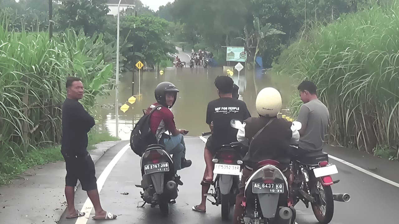 Jalan Terputus Akibat Banjir di Ngawi, Pelajar Tak Bisa ke Sekolah