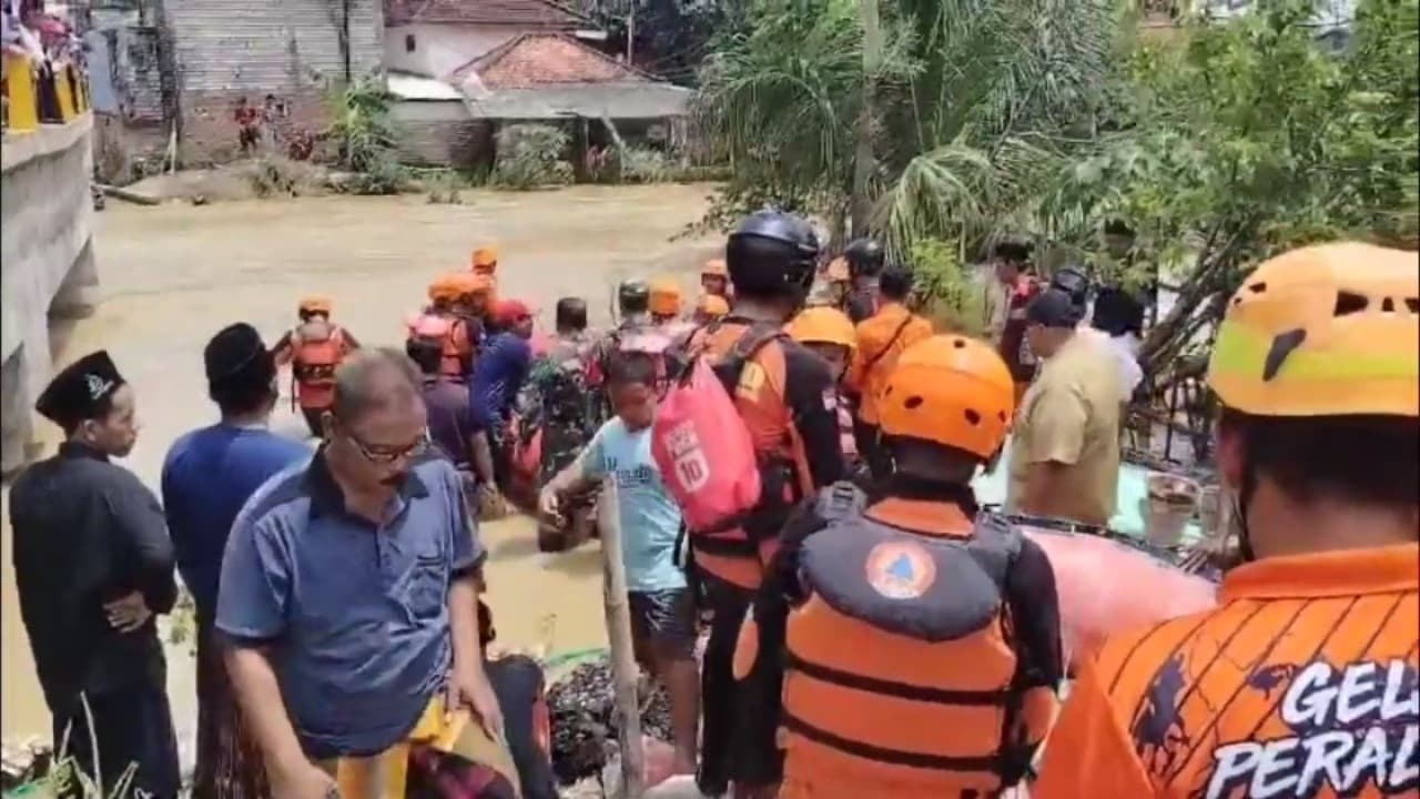 Banjir Blega, Satu Santri Hanyut Terbawa Arus Saat Berenang