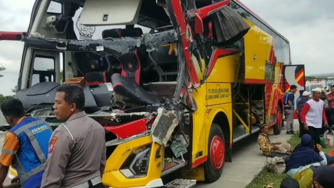 Bus Rombongan Ziarah Tabrak Truk di Tol Ngawi, 52 Penumpang Terluka