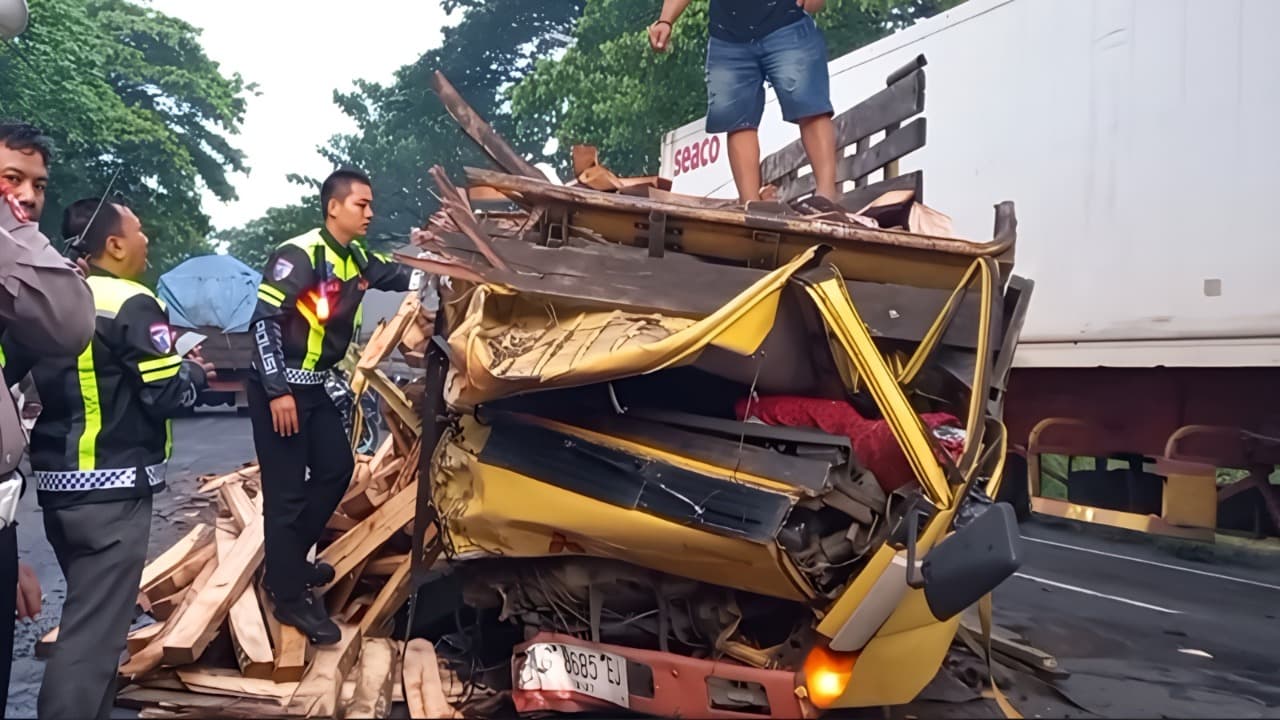 Adu Banteng 2 Truk di Probolinggo, Satu Sopir Tewas Terjepit