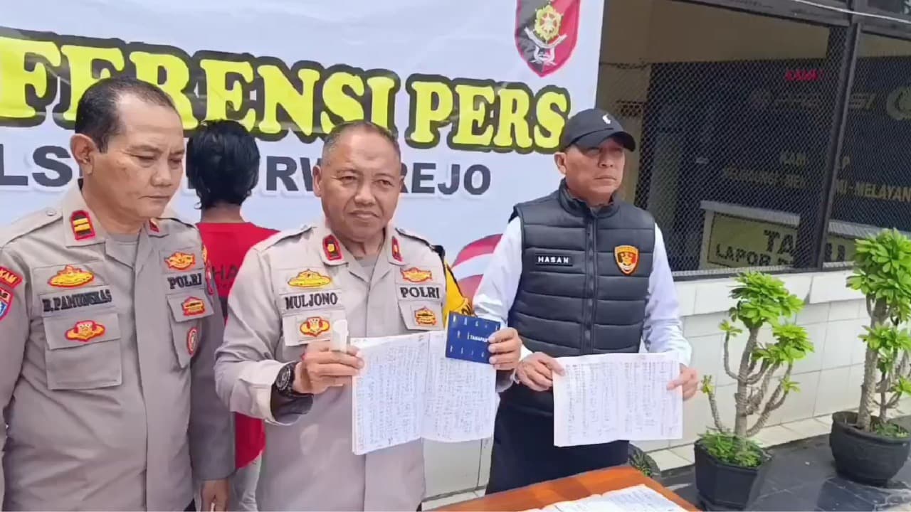 Pengepul Judi Online Ditangkap saat Ngrekap di Warkop Pasuruan