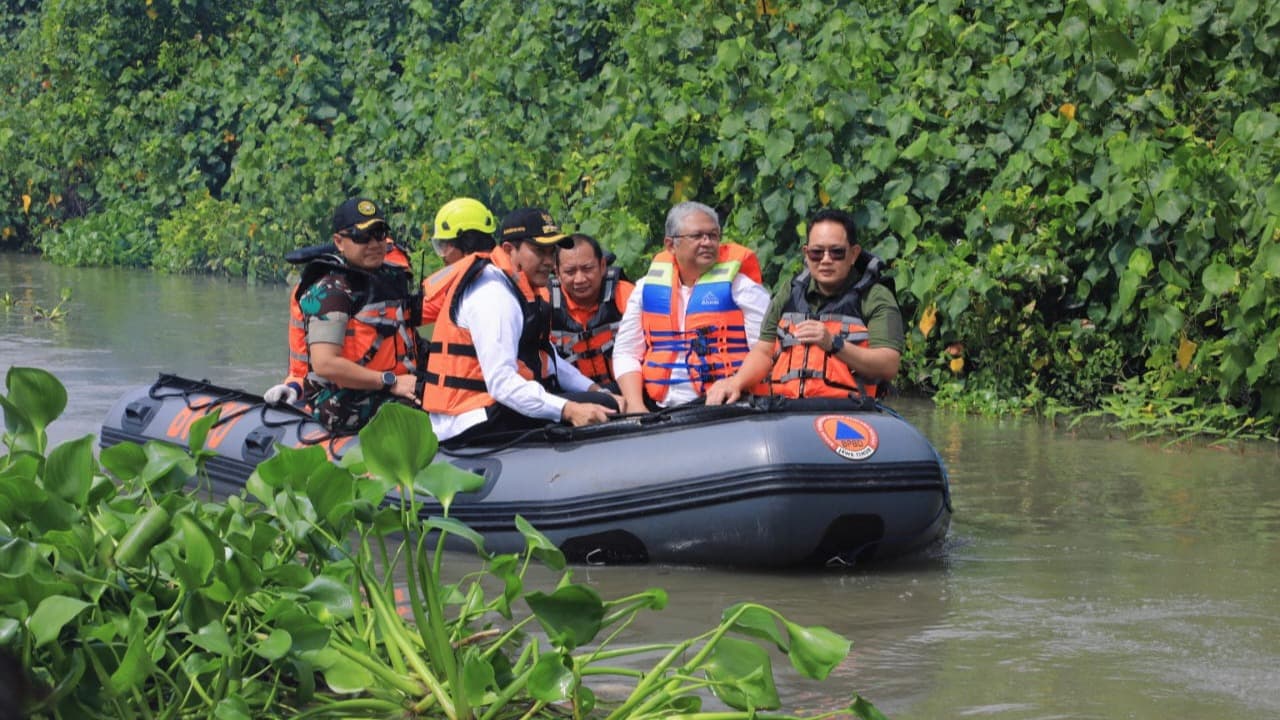 Susur Sungai Kedungpeluk, Pj Gubernur Adhy: Eceng Gondok Penyebab Banjir di Candi