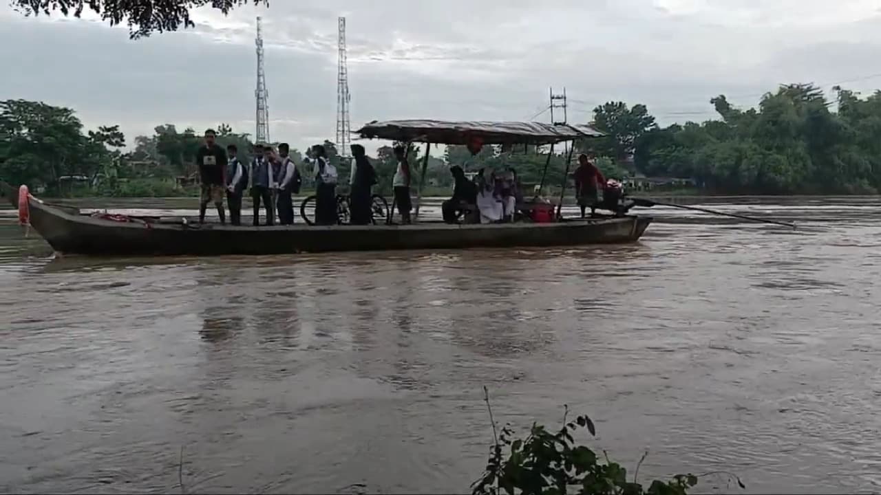 Kisah Pelajar di Bojonegoro Sebrangi Bengawan Solo Saat Status Siaga Merah