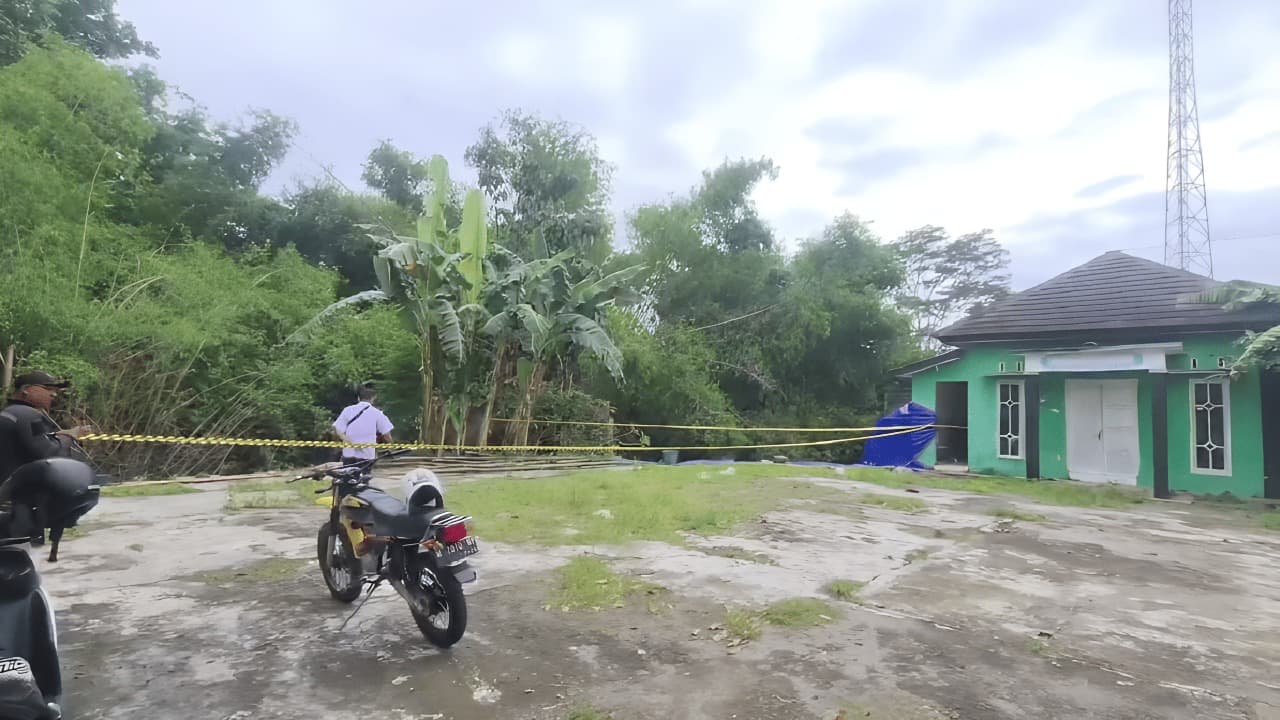 Talud Sungai di Kota Blitar Ambrol, Musholla dan Rumah Warga Terancam Longsor