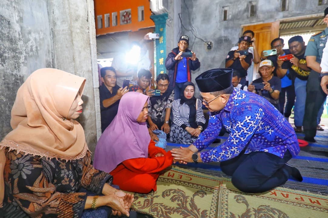 Pj Gubernur Jatim Beri Santunan Duka Lima Korban Longsor Denpasar