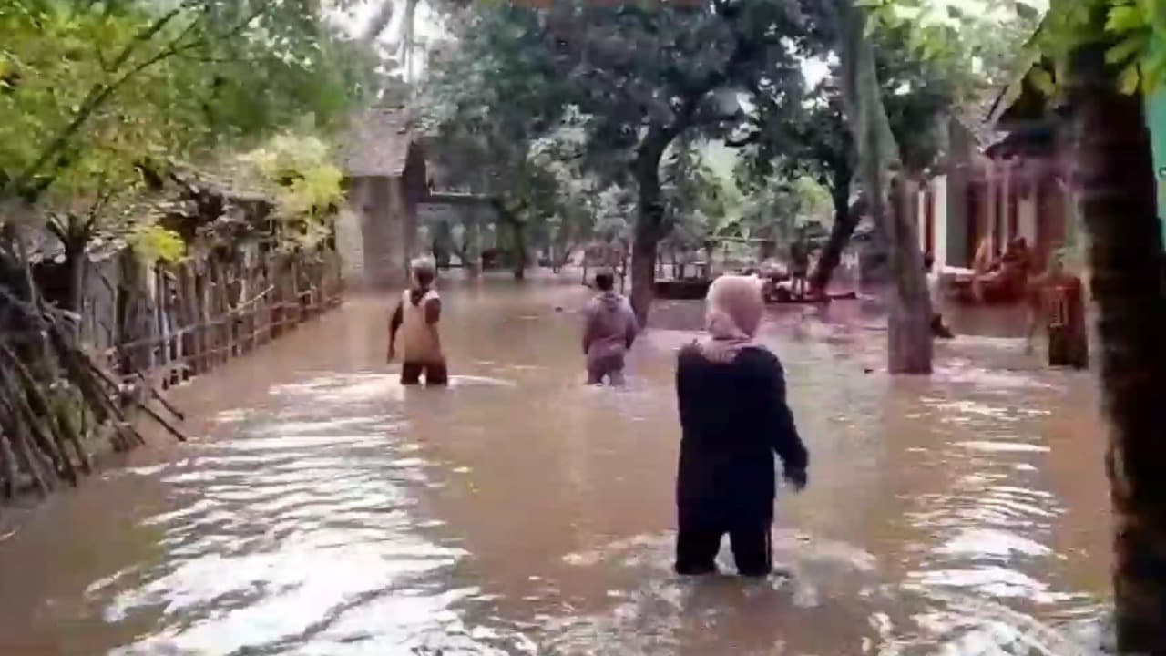 Jalan Baluran Terendam Banjir, Jalur Surabaya-Banyuwangi Macet