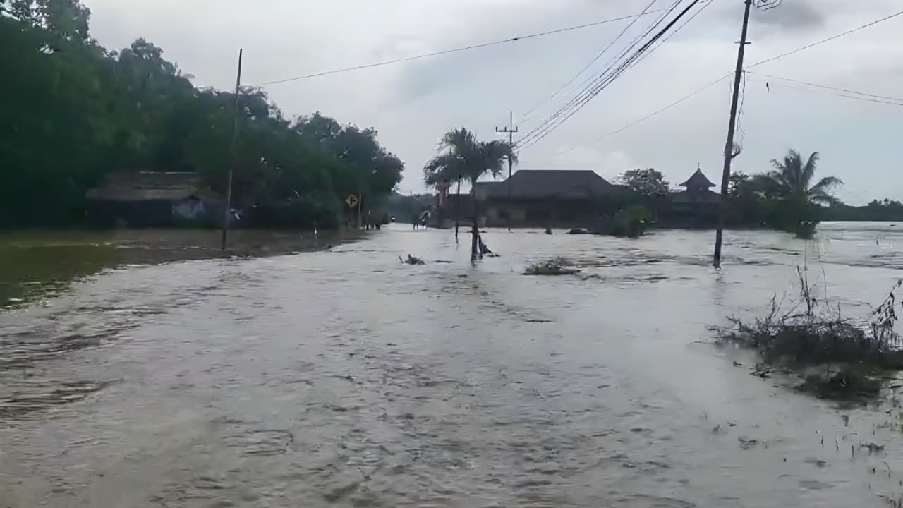 Hujan Deras, Banjir Rendam Lahan Pertanian dan Permukiman di Sangkapura Bawean