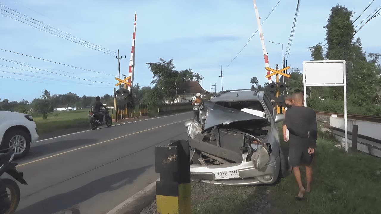 Palang Perlintasan Tidak Ditutup, Mobil Tertabrak Kereta Api di Jember