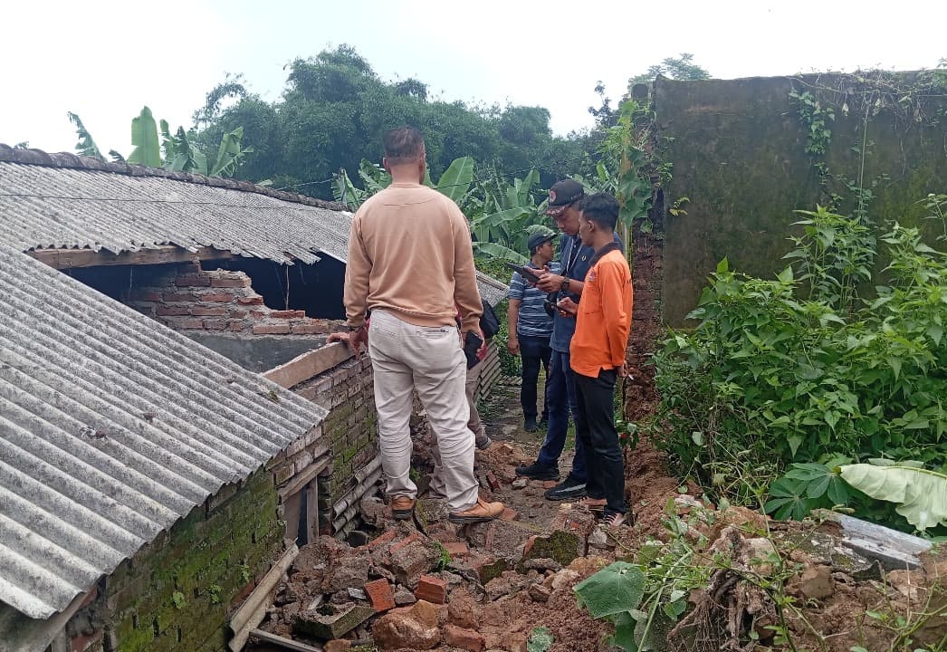 Saat Beristirahat, 3 Orang Satu Keluarga di Mojokerto Tertimpa Tembok yang Ambrol