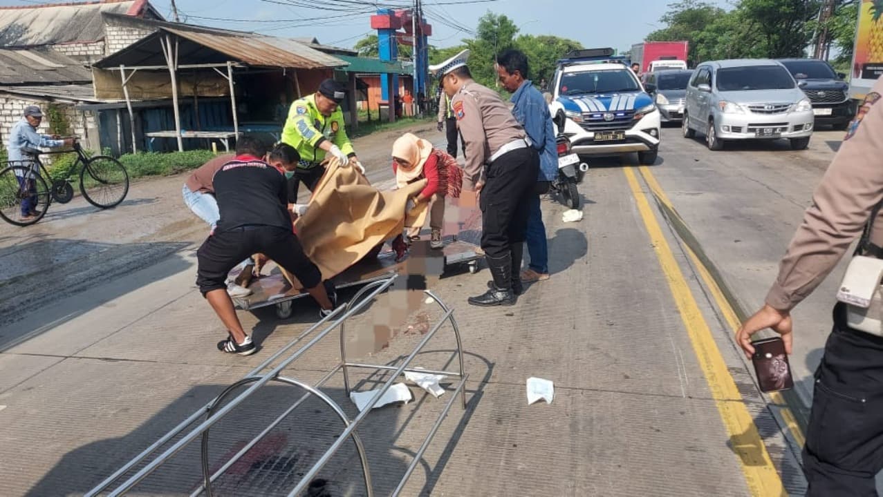 Ngebut Lalu Oleng, Bus Pariwisata Tabrak Pemotor di Gresik hingga Tewas