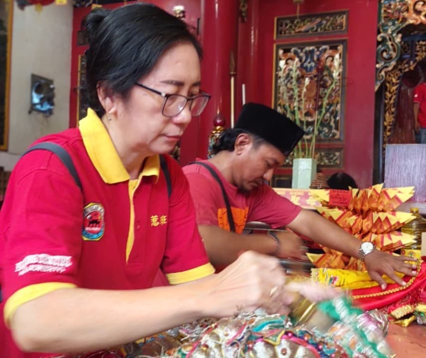 Jelang Imlek, Pengurus Klenteng Tri Dharma Hok Sian Kiong Kota Mojokerto Bersihkan Rupang Dewa