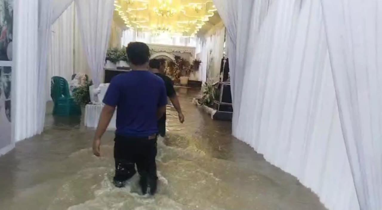 Air Sungai Meluap, Pesta Pernikahan di Jombang Terendam Banjir
