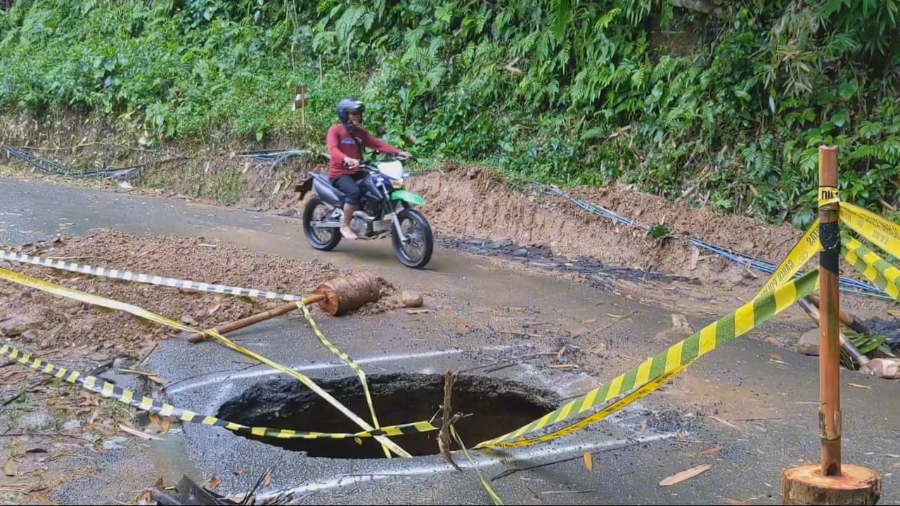 Badan Jalan Jebol, Akses Antar Kecamatan di Trenggalek Nyaris Putus