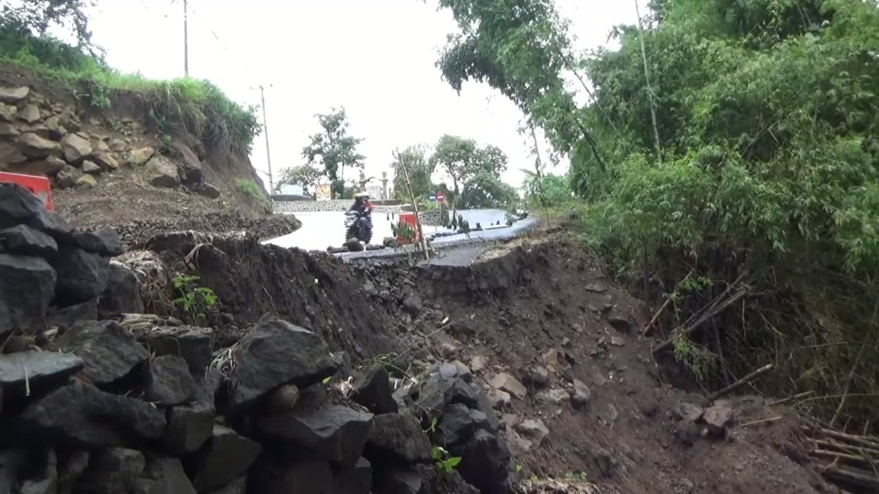 Jalan Penghubung Ngawi-Magetan Longsor, Pengendara Bergantian Melintas