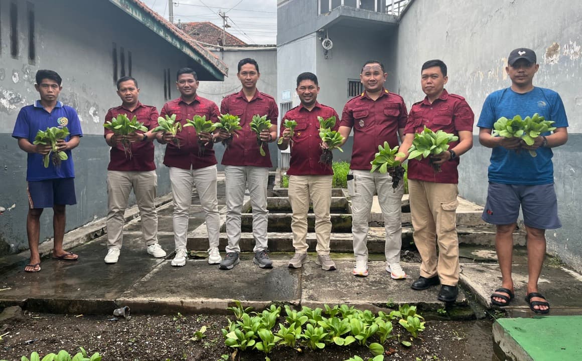 Panen Sayur, Lapas Banyuwangi Salurkan Hasil Panen untuk Keluarga Warga Binaan