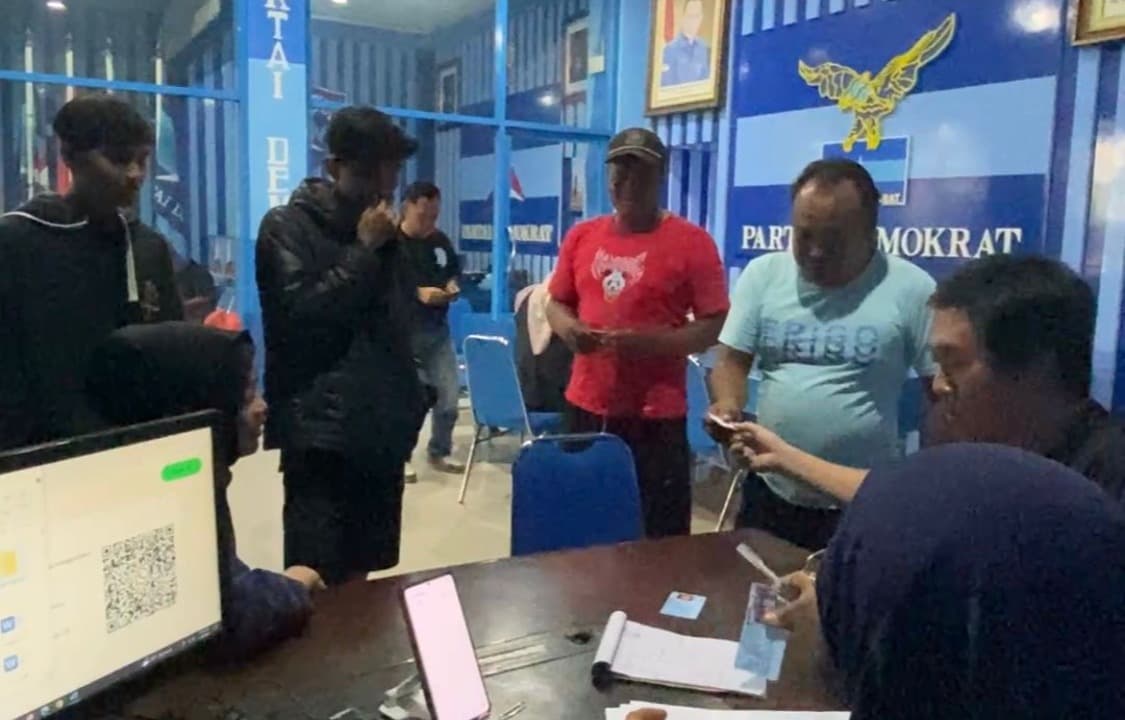 Ratusan Supporter Serbu DPC Demokrat, Berebut Tiket Pertandingan Persewangi