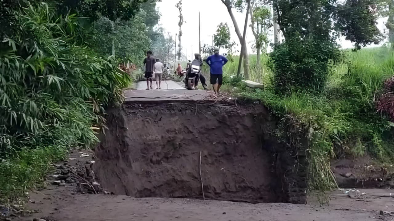 Jalan Penghubung di Kediri Putus, Warga Harus Lewati Jalur Ekstrem