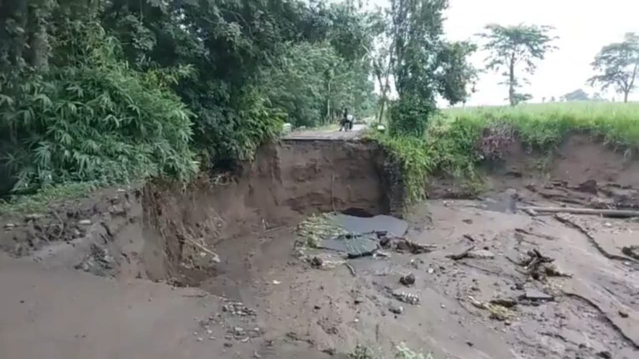 Jalan Utama di Desa Sepawon Plosoklaten Kediri Terputus, Warga Terpaksa Lewat Jalur Alternatif