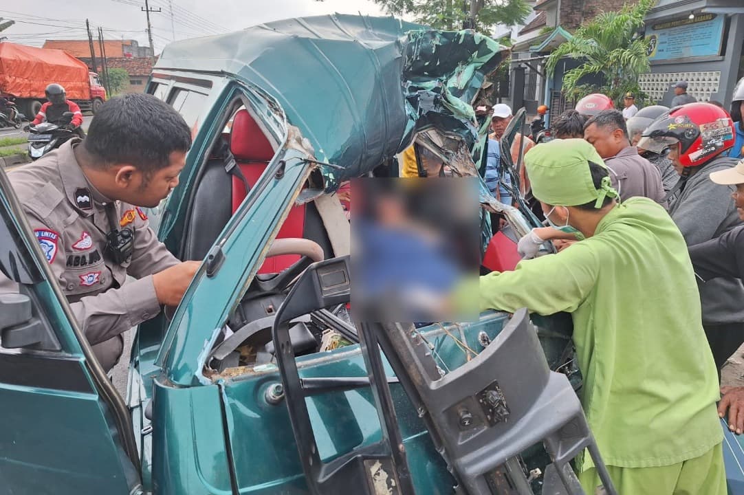 Carry Dikemudikan Pelajar Tabrak Truk Parkir di Lamongan, Penumpang Terjepit