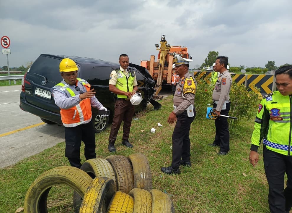 Innova Tabrak Pembatas Jalan di Tol Jomo, Lima Orang Terluka