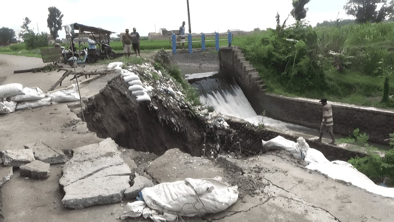 Sungai Kedung Meluap, Jalan Penghubung Antar Desa di Jombang Ambrol