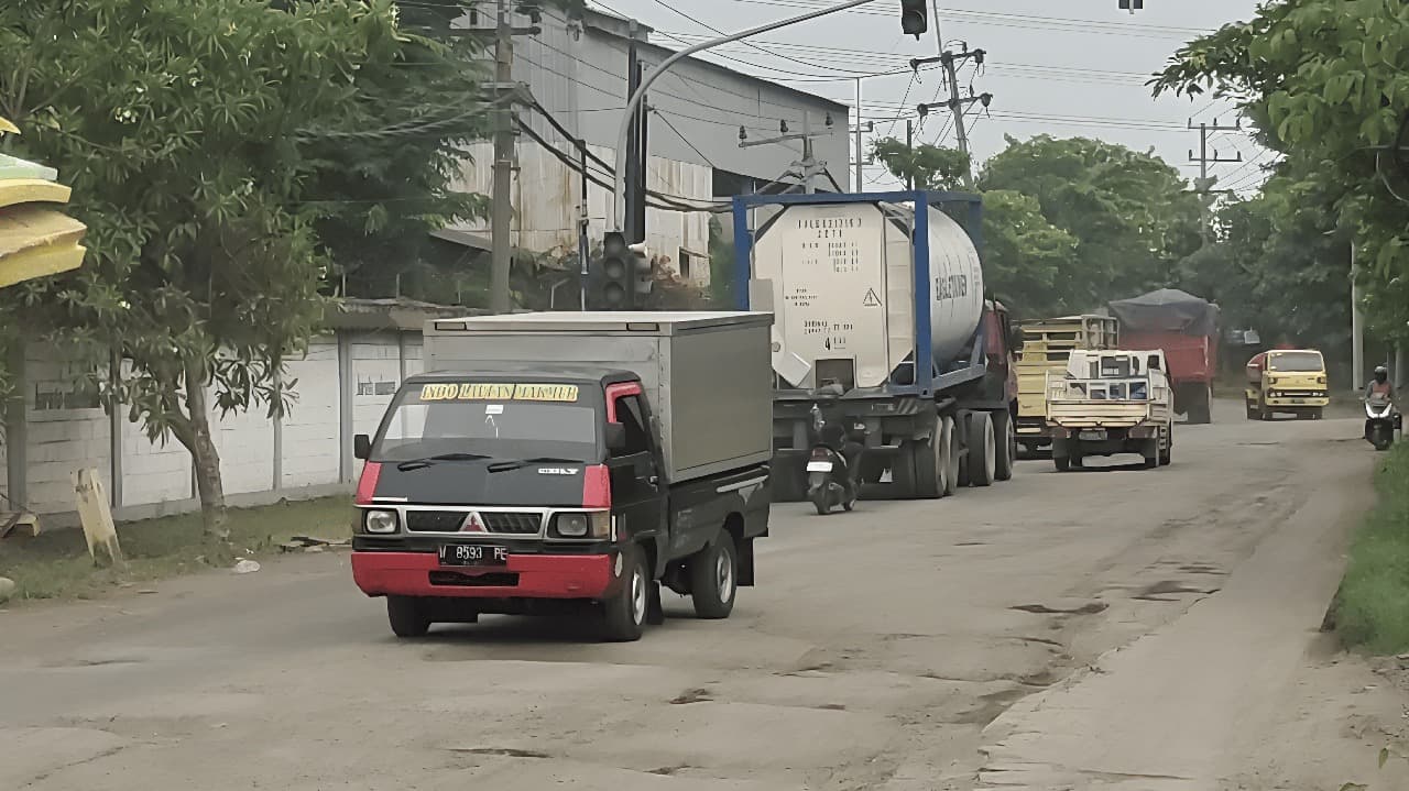 Dilewati Truk Kayu, Jalan Nasional Darmo Sugondo Gresik Rusak Parah