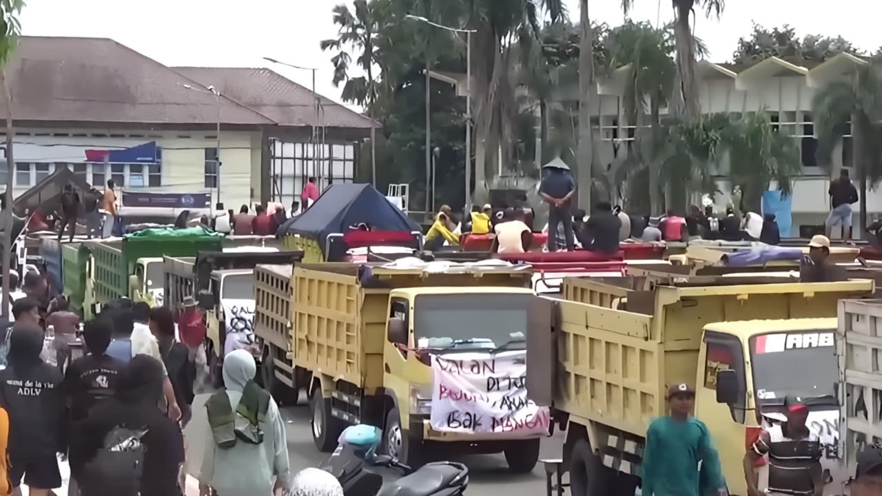 Ribuan Pekerja Hendak Dirumahkan, Massa Geruduk Kantor Pemkab Jember