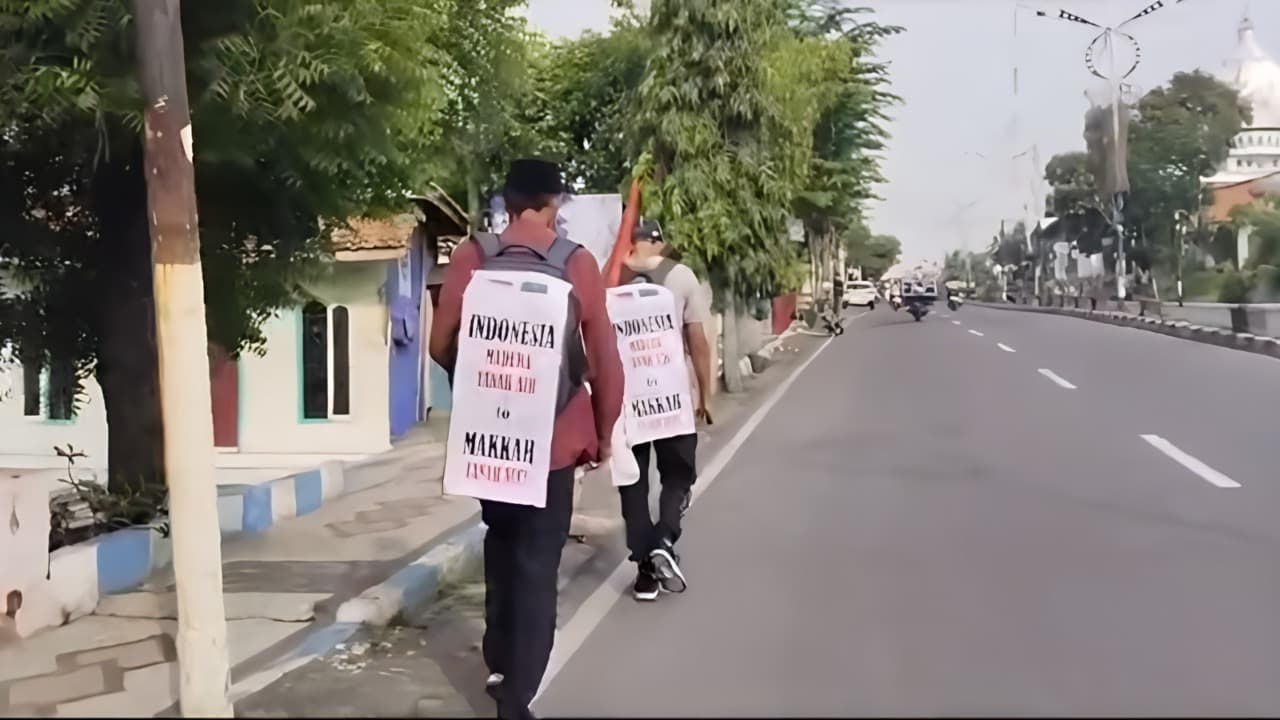 Dua Warga Sampang Nekat Berjalan Kaki Menuju Tanah Suci Makkah